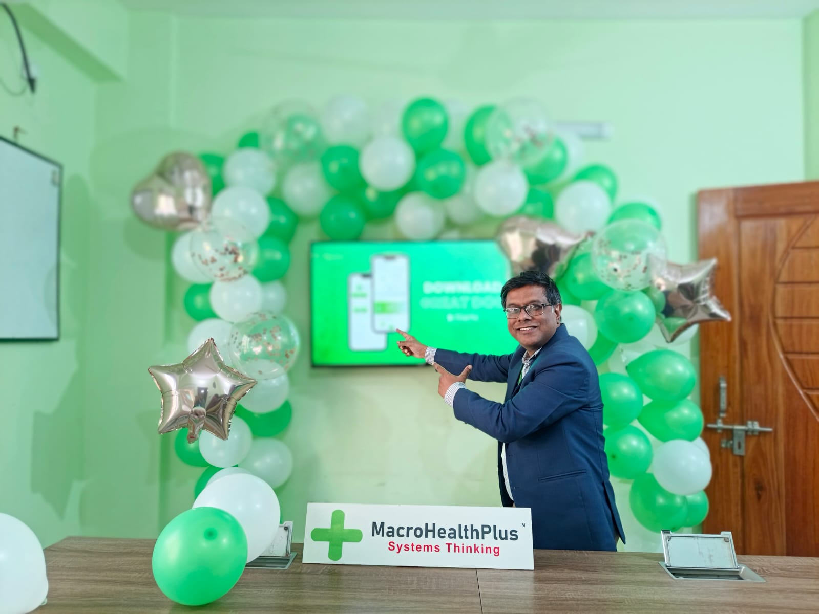 Dr. Aminur Rahman presenting the MacroHealthPlus mobile prescription app